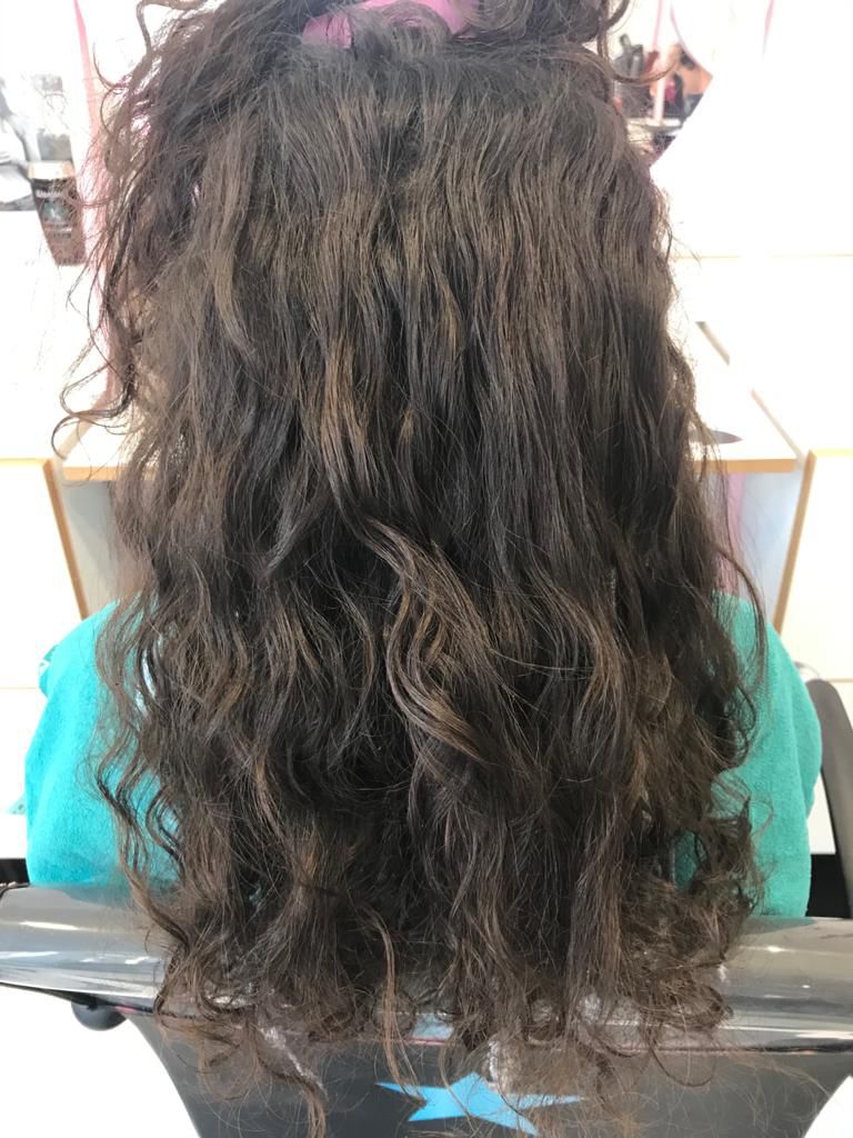 Cheveux frisés texture - Boucles serrées, volume naturel